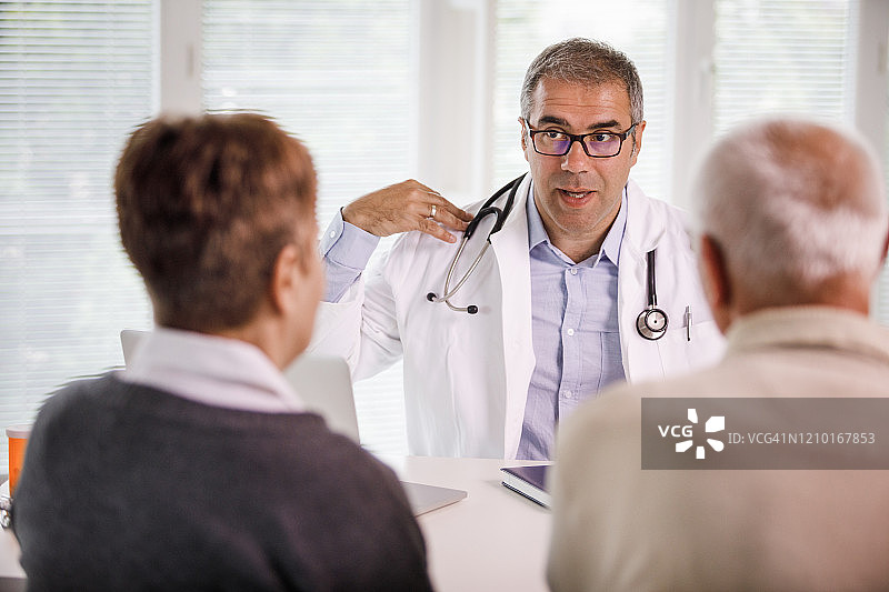 医生向病人解释检查结果图片素材
