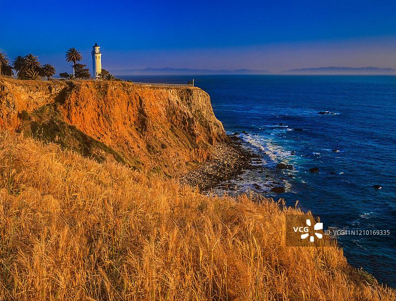 加利福尼亚州帕洛斯弗迪斯牧场高耸悬崖上的文森特角灯塔图片素材