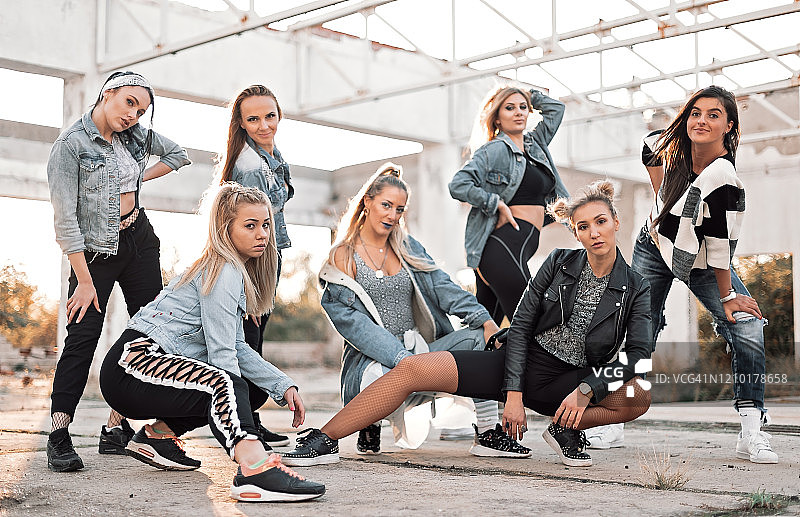 在户外跳舞的年轻女人图片素材