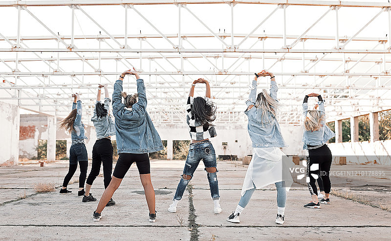 一群年轻女子在户外跳舞图片素材