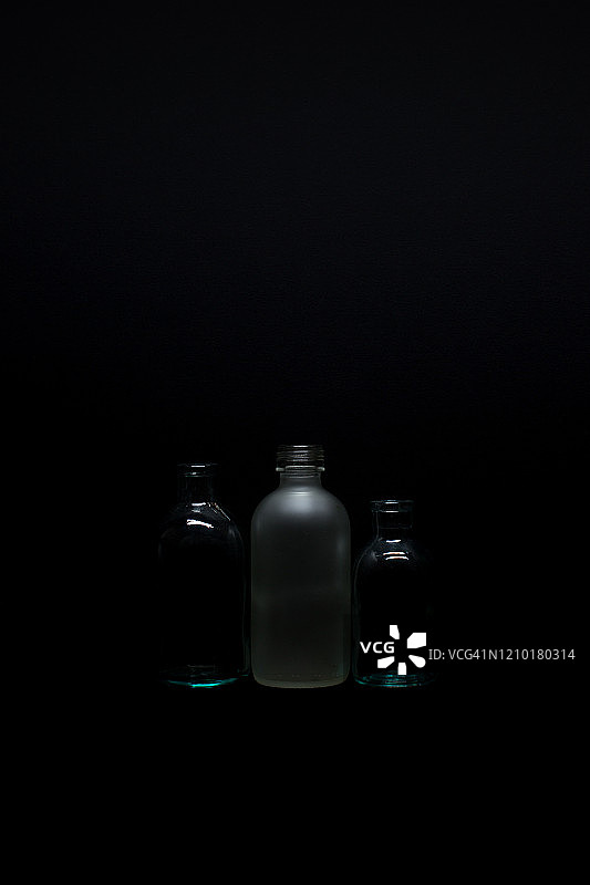 三个复古空瓶图片素材