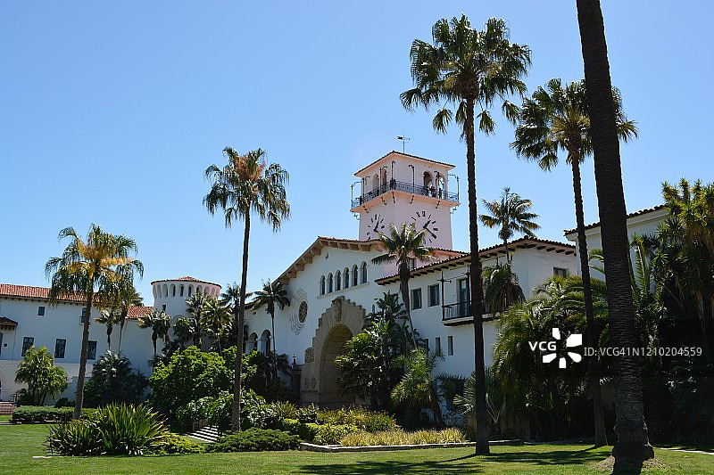 从下沉花园看到的圣巴巴拉法院图片素材