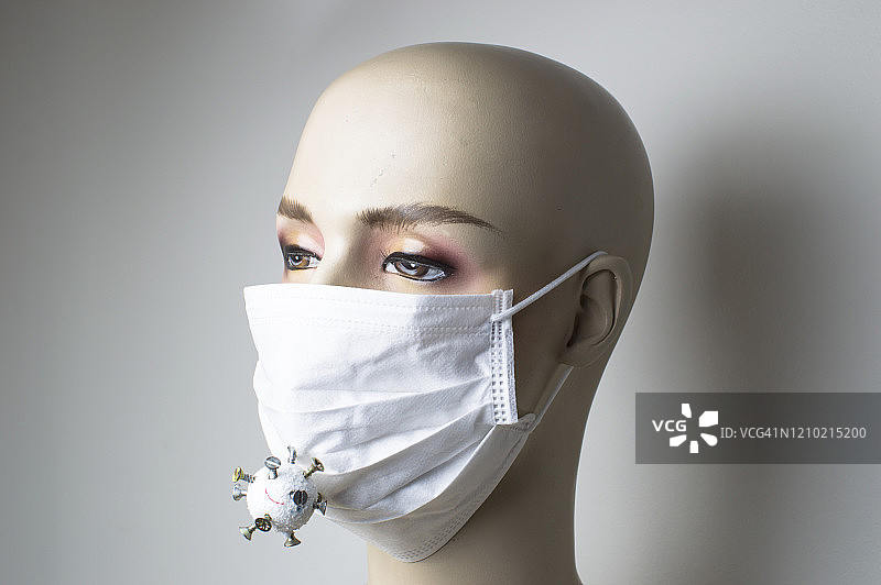 戴着新冠病毒防护面罩的人体模型头部图片素材