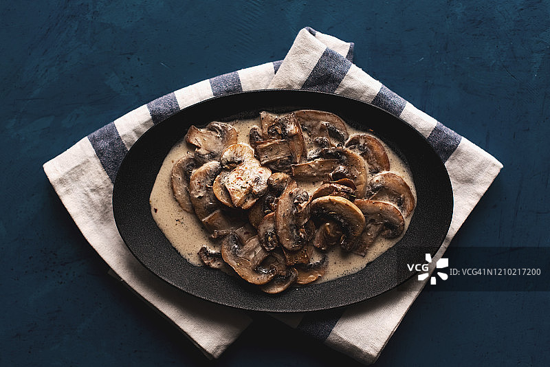 陶瓷盘中莳萝酸奶油蘑菇图片素材