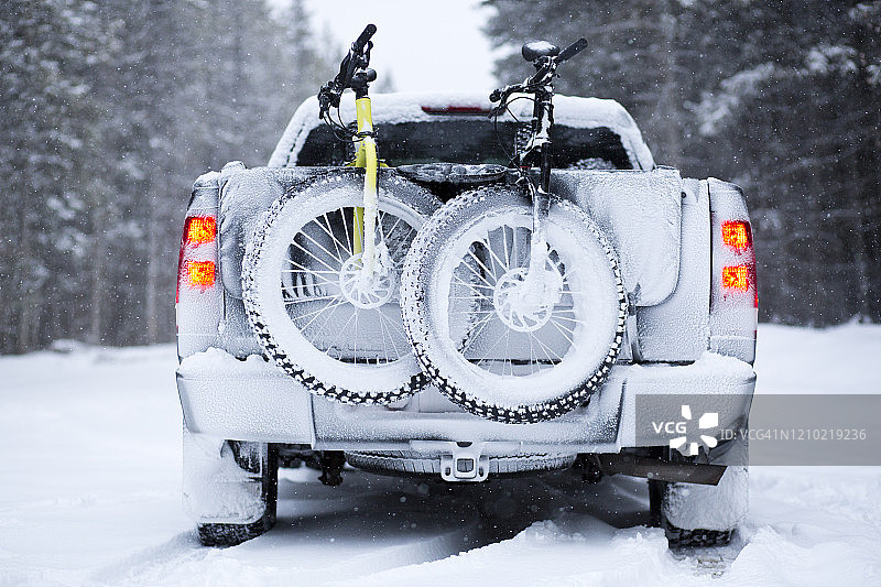 暴风雪中卡车上的胖自行车图片素材