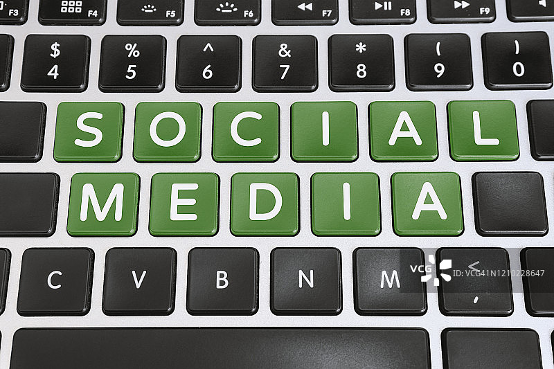 计算机键盘按键上的社交媒体字词图片素材