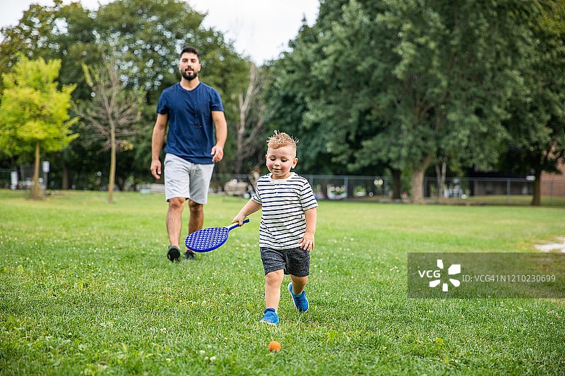打网球的父子图片素材