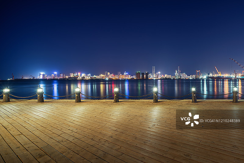 海滨城市公园夜景图片素材