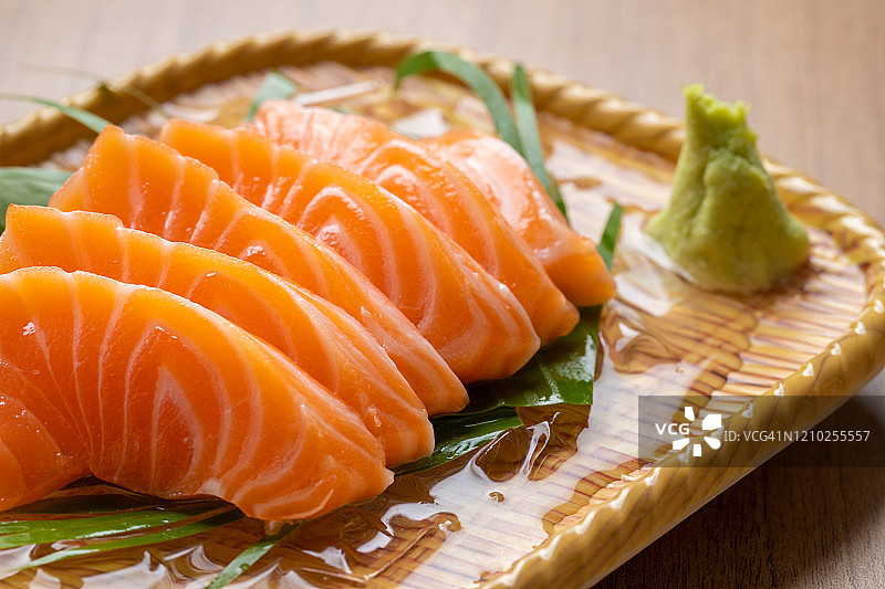 新鲜生三文鱼鱼片图片素材