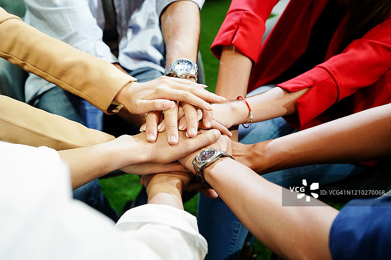 团队合作概念：成功的商界人士或团队展示团结的力量以运营业务，伙伴关系和团队合作概念图片素材