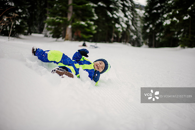穿着滑雪服的小孩照片图片素材