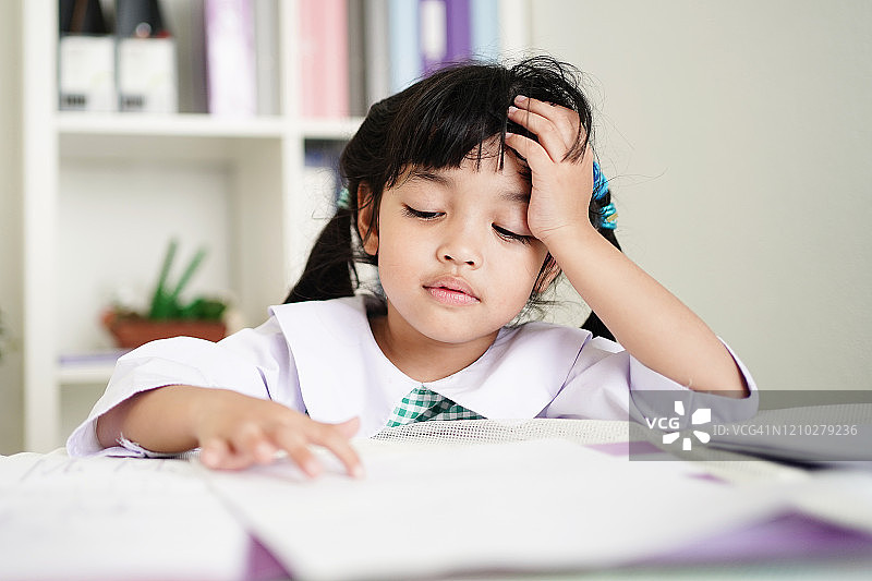 专心做小学作业的小女孩图片素材