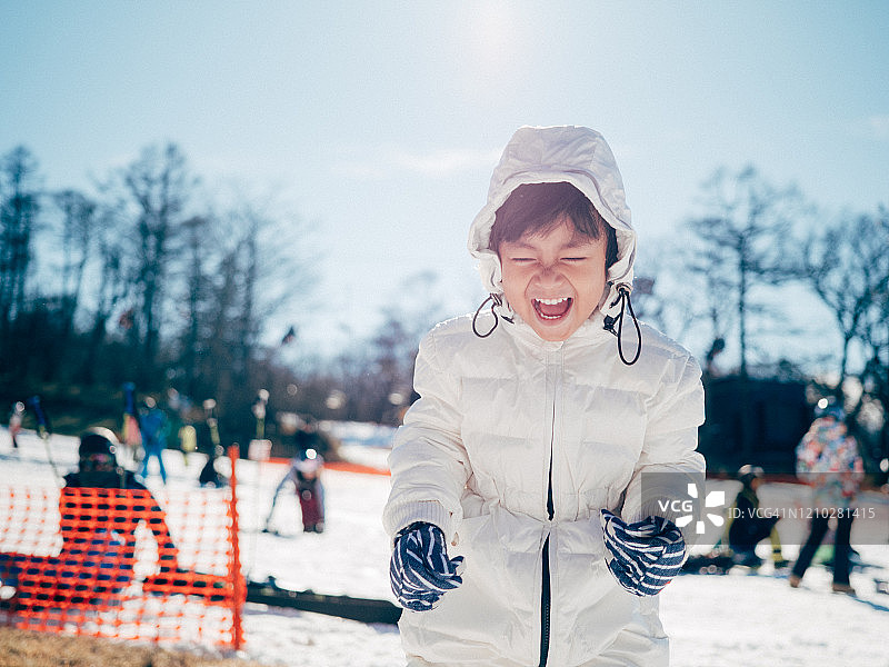 快乐的男婴在扔雪图片素材
