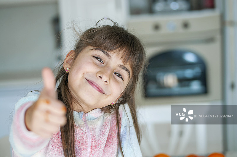 可爱的小女孩摆姿势图片素材