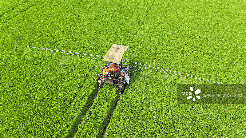 稻田农药喷洒机鸟瞰图片素材