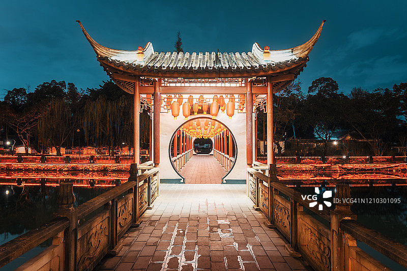 成都百花潭传统桥夜景图片素材