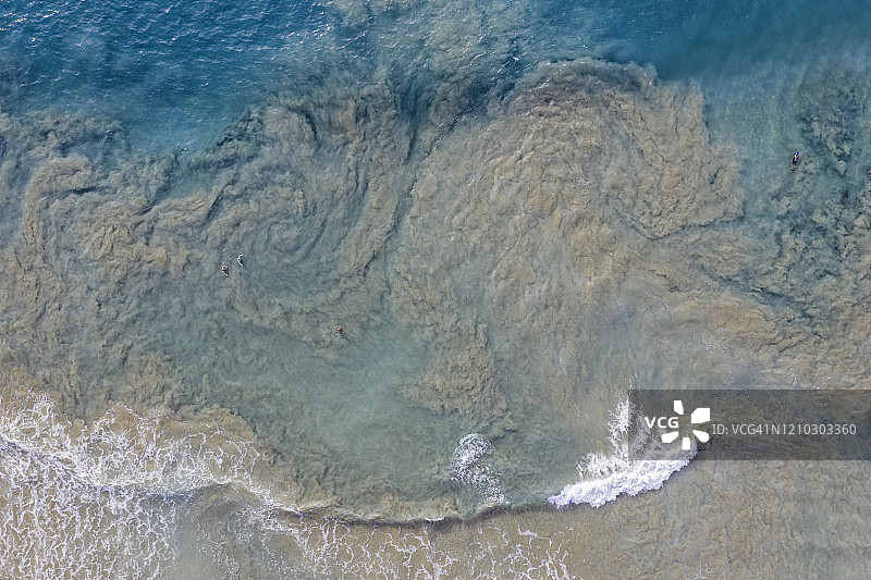夏威夷大岛：汹涌海浪中的游泳者和趴板爱好者航拍图片素材