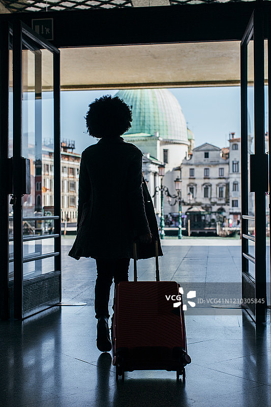 度假旅行的年轻女游客图片素材