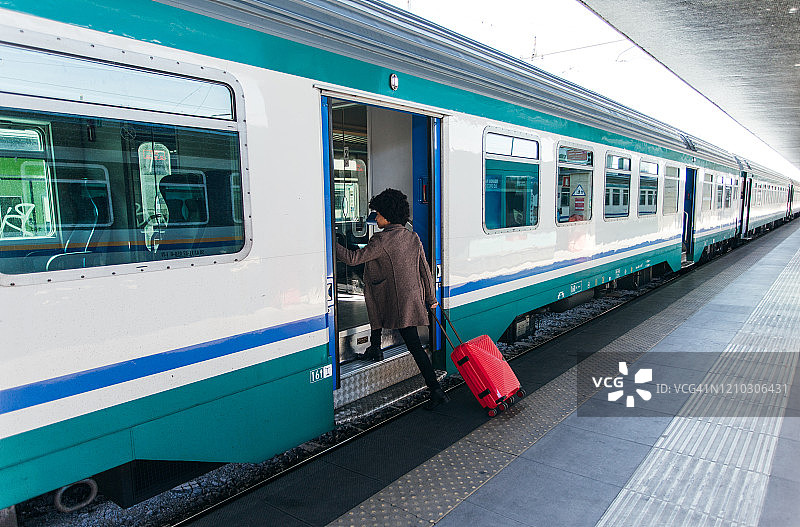 优雅女性乘火车出差图片素材
