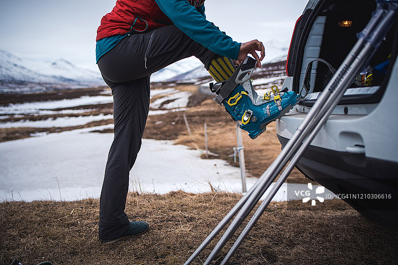 在冰岛，女人穿高山滑雪靴图片素材
