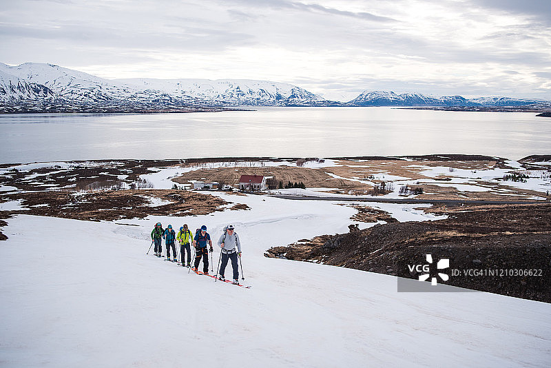 冰岛野外滑雪，背景是海洋图片素材
