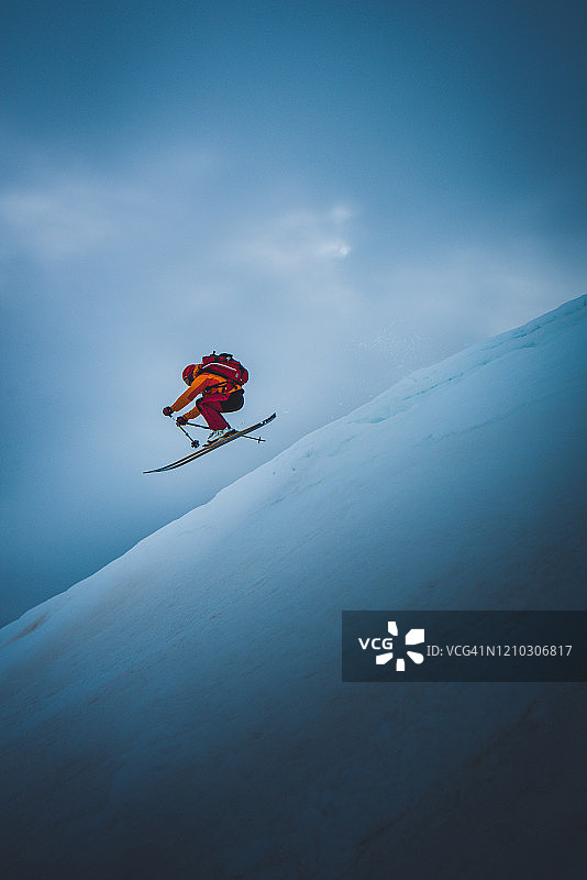 滑雪者从滑雪跳台上跳跃，背景是天空图片素材
