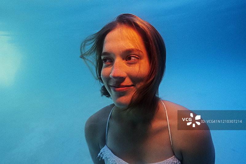 泳池水下女孩肖像图片素材