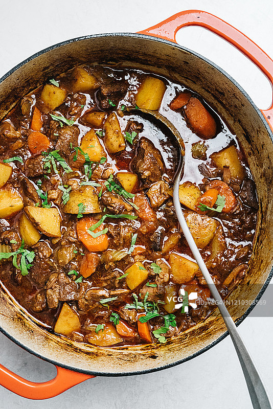 荷兰烤箱里的美味炖牛肉静物图片素材