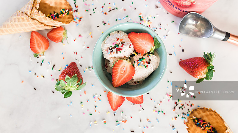 草莓冰淇淋甜点台图片素材