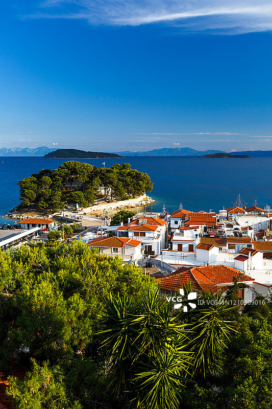 斯基亚索斯岛旧港口与远处埃维亚岛图片素材