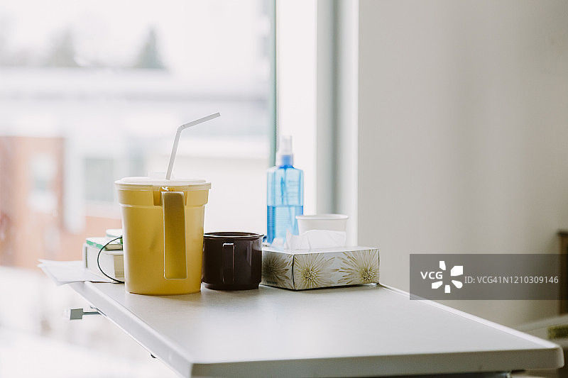 医院病房床头柜物品与窗户背景图片素材