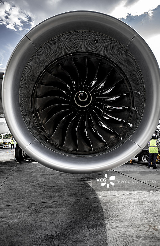 从正面看客机上的涡轮喷气发动机图片素材