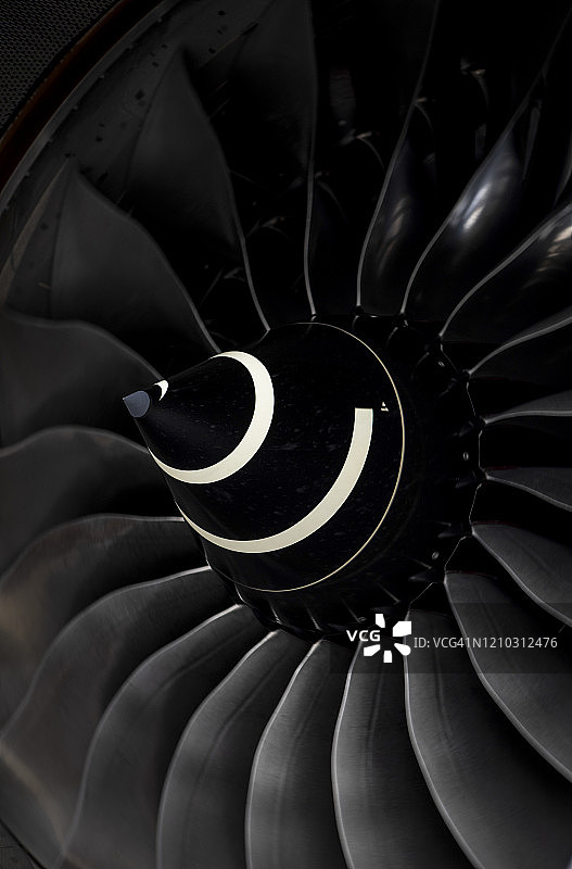 从正面看客机上的涡轮喷气发动机图片素材