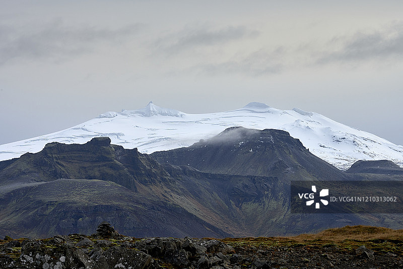 黄昏时分的雪山山脉图片素材