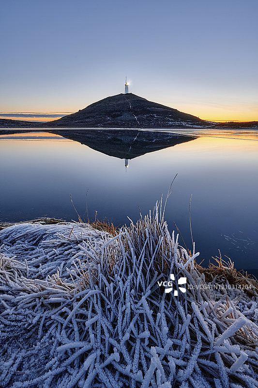灯塔悬崖湖景图片素材