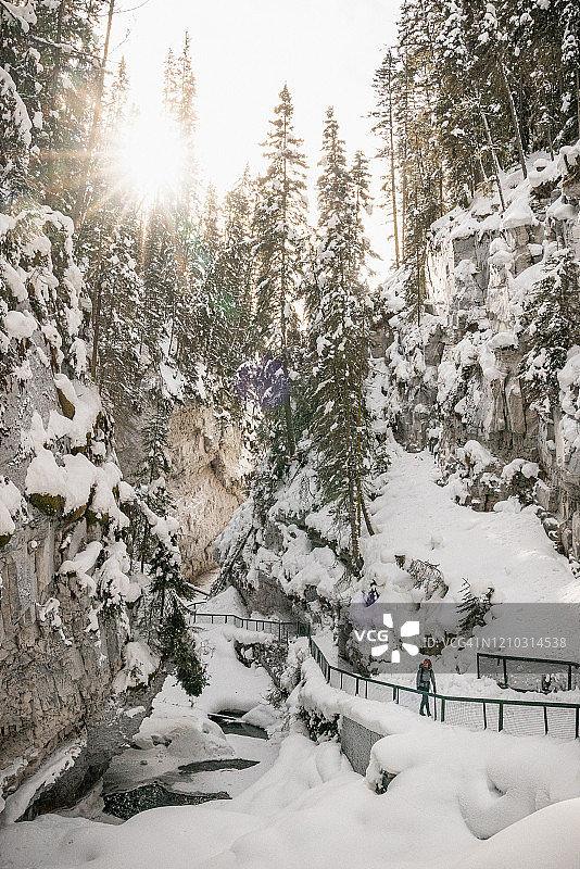 女徒步旅行者在约翰斯顿峡谷享受雪景图片素材