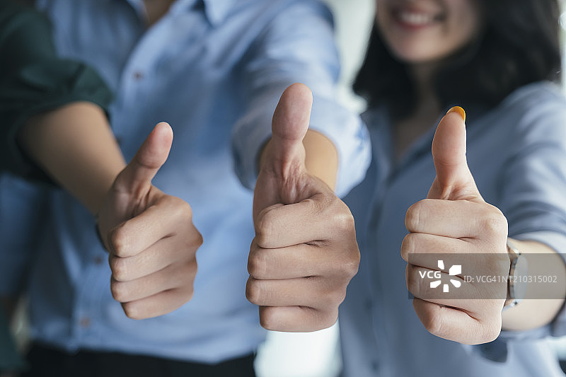 商业人士竖起大拇指特写图片素材