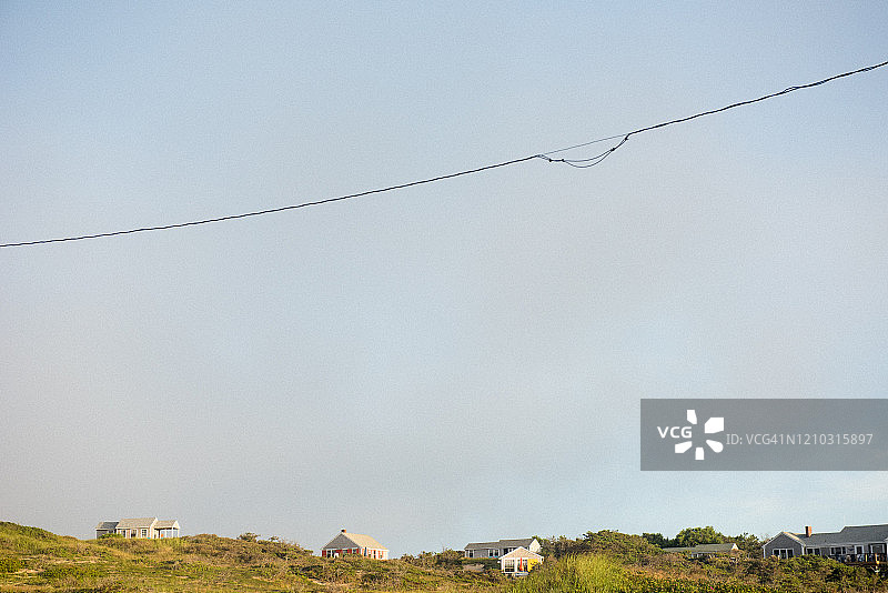 海岸线上点缀着古朴的海滩小屋图片素材