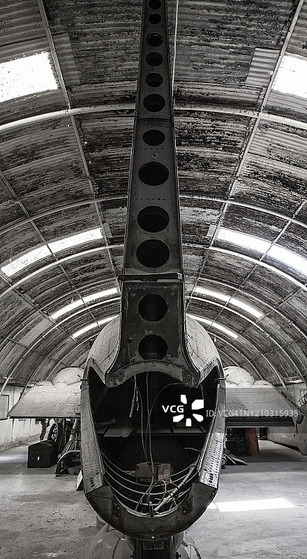 修复期间的旧飞机尾部图片素材