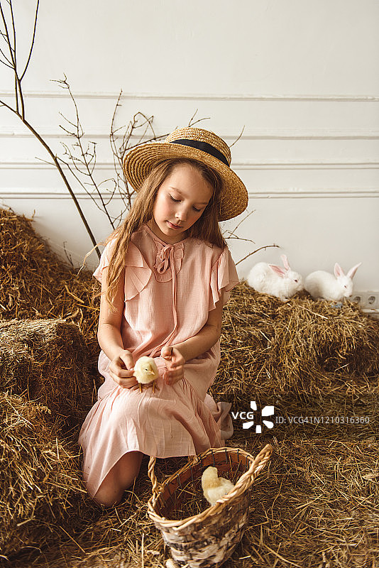 复活节儿童与兔子小鸭玩耍图片素材