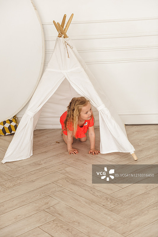 女孩在帐篷里玩耍图片素材