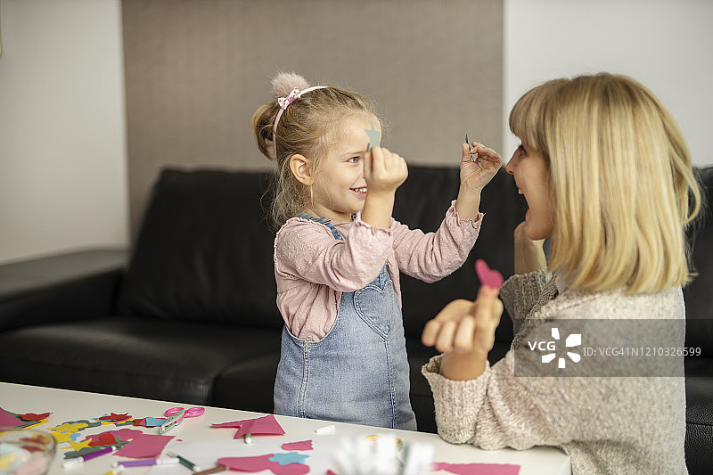 学龄前女儿和她的母亲做手工图片素材