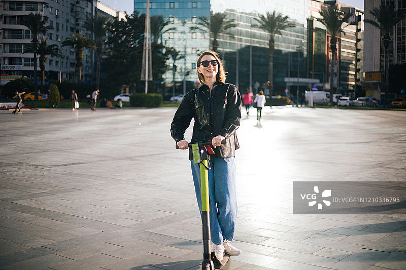 骑着摩托车的快乐女人图片素材