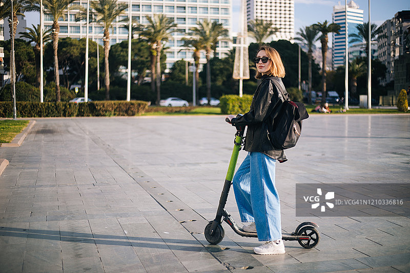 骑着摩托车的快乐女人图片素材