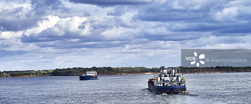 伏尔加河上的油轮图片素材