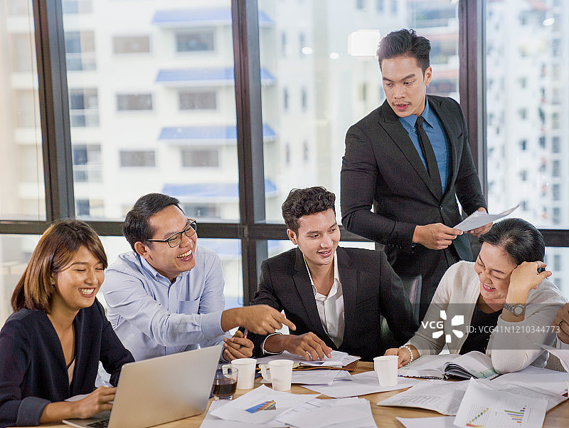 多民族团队使用笔记本电脑和平板电脑进行在线营销分析、业务战略规划、在线视频会议和领导力培训图片素材