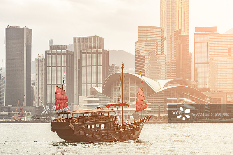帆船穿梭香港港口图片素材