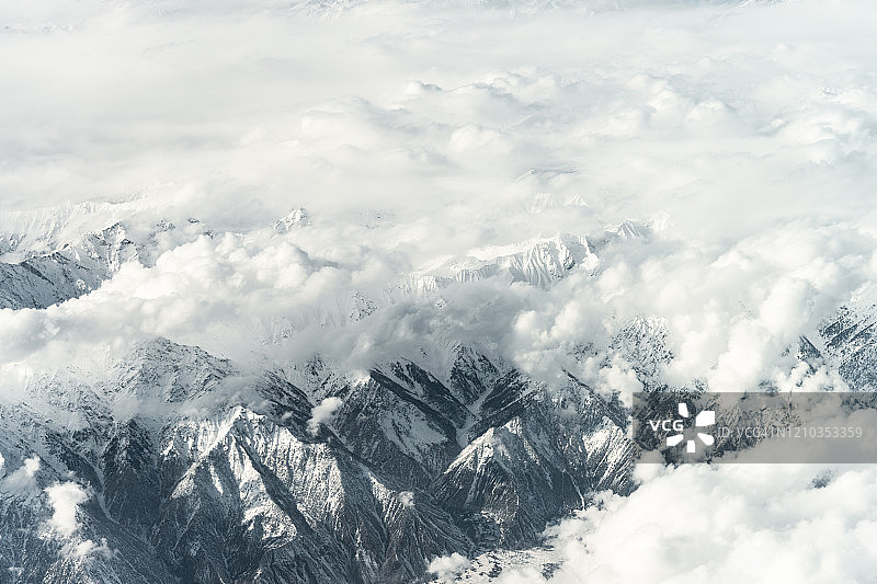 白雪皑皑的山脉的鸟瞰图图片素材