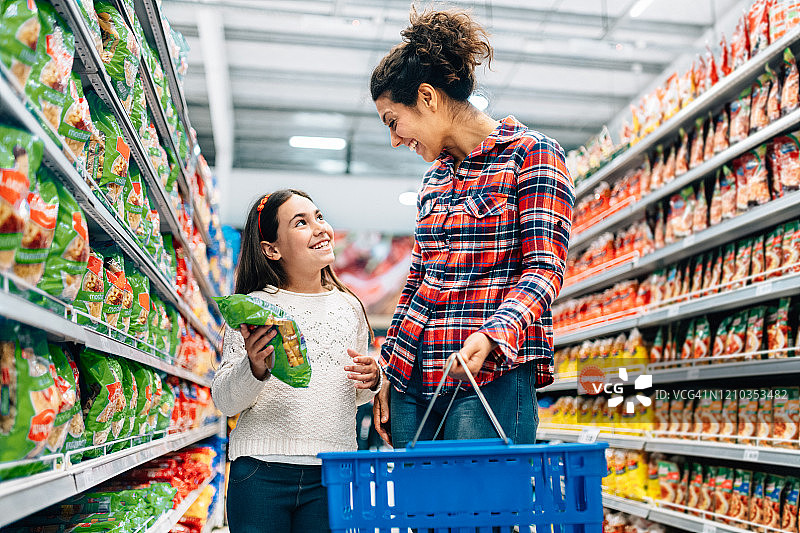 母女在超市购物图片素材
