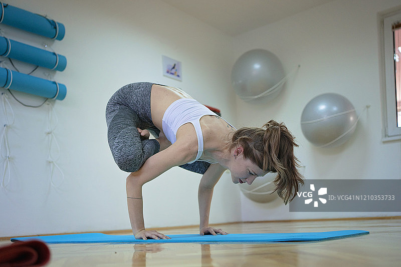 年轻女人在做鹤禅式图片素材